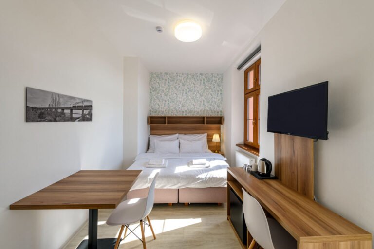 dbl small hotel nadrazi pokoj 206